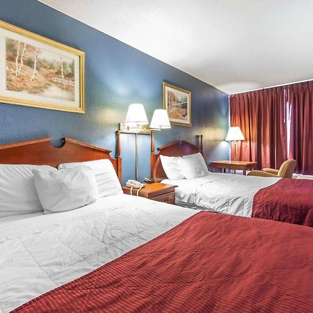 Econo Lodge Cleveland Bagian luar foto