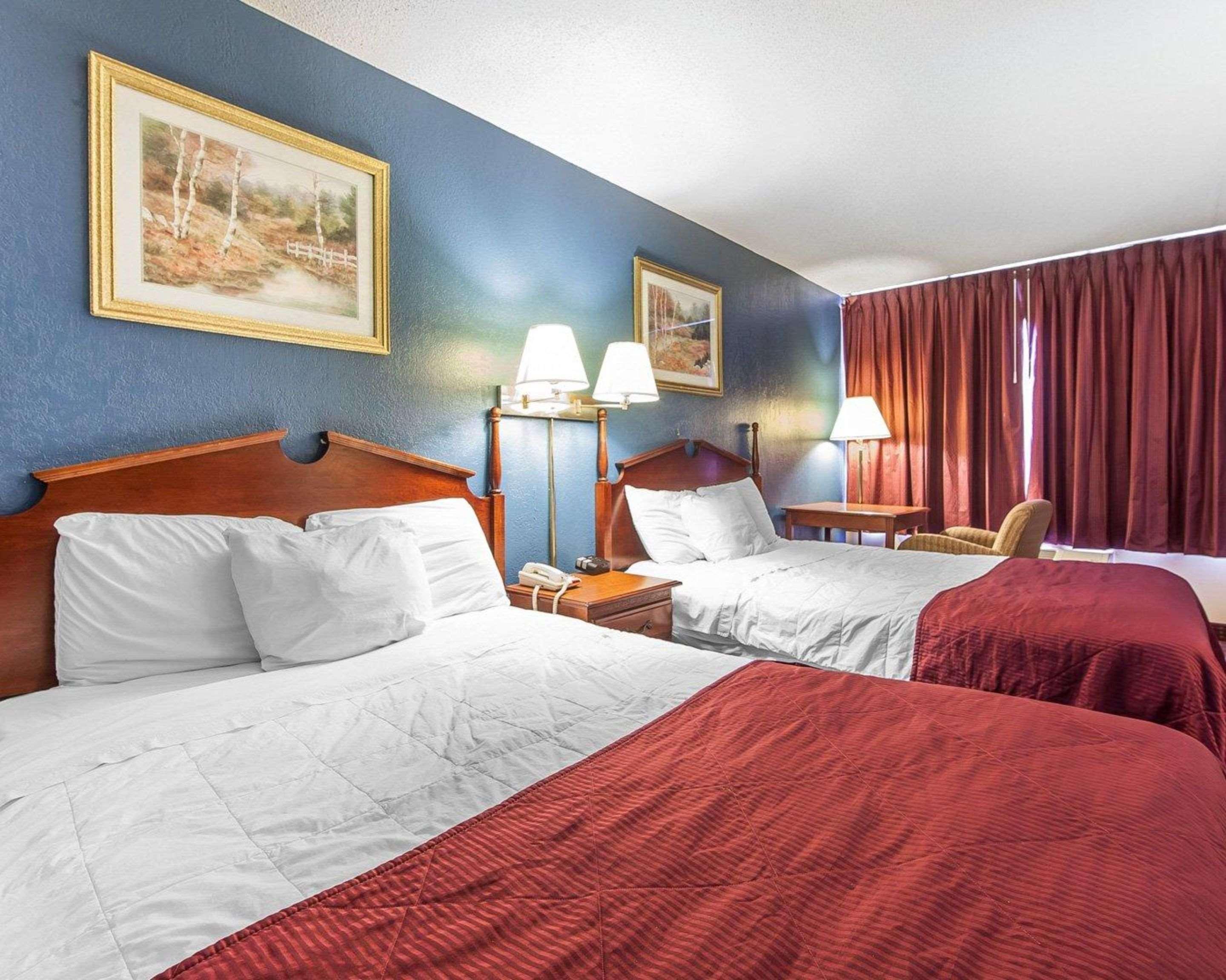 Econo Lodge Cleveland Bagian luar foto
