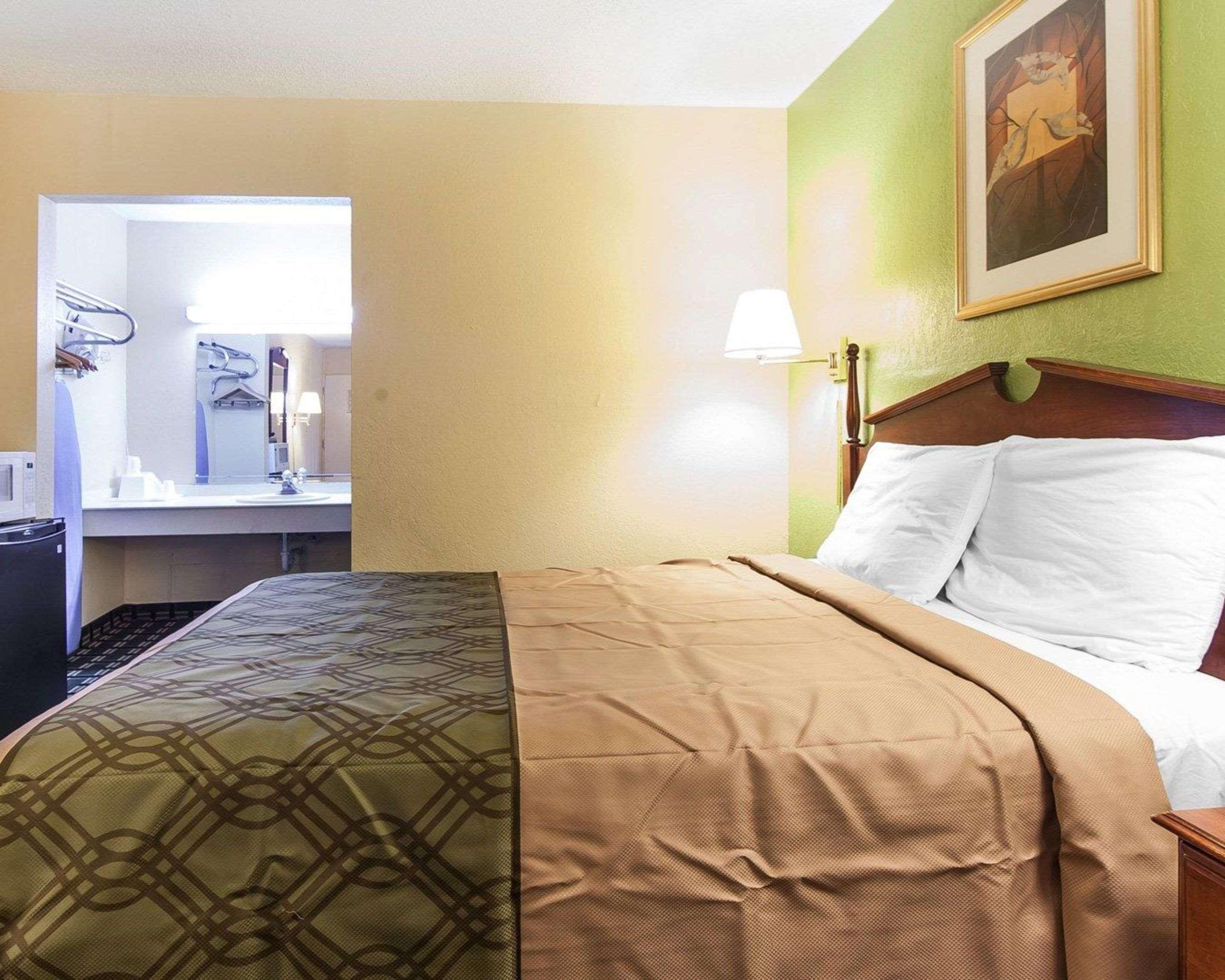 Econo Lodge Cleveland Bagian luar foto