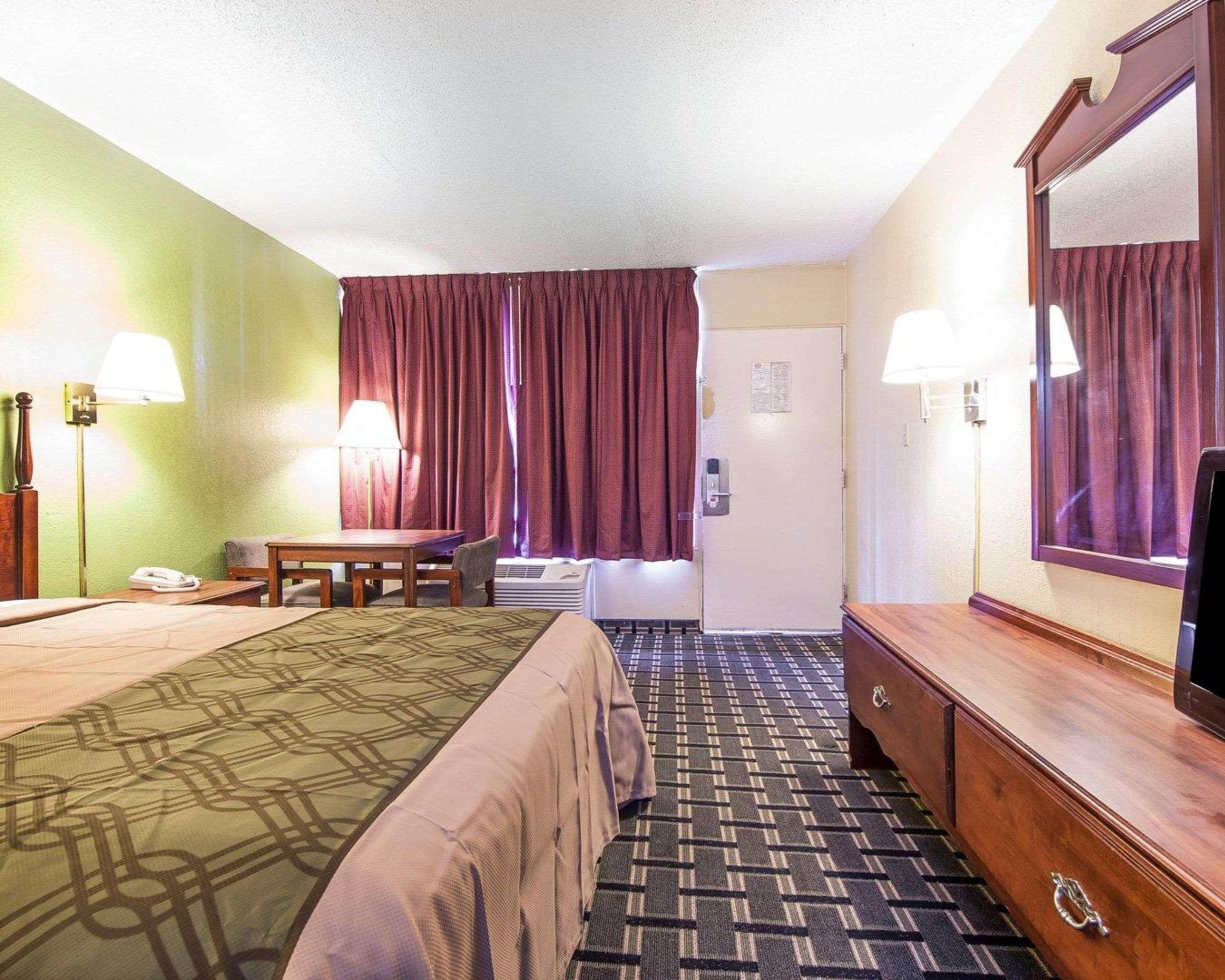 Econo Lodge Cleveland Bagian luar foto