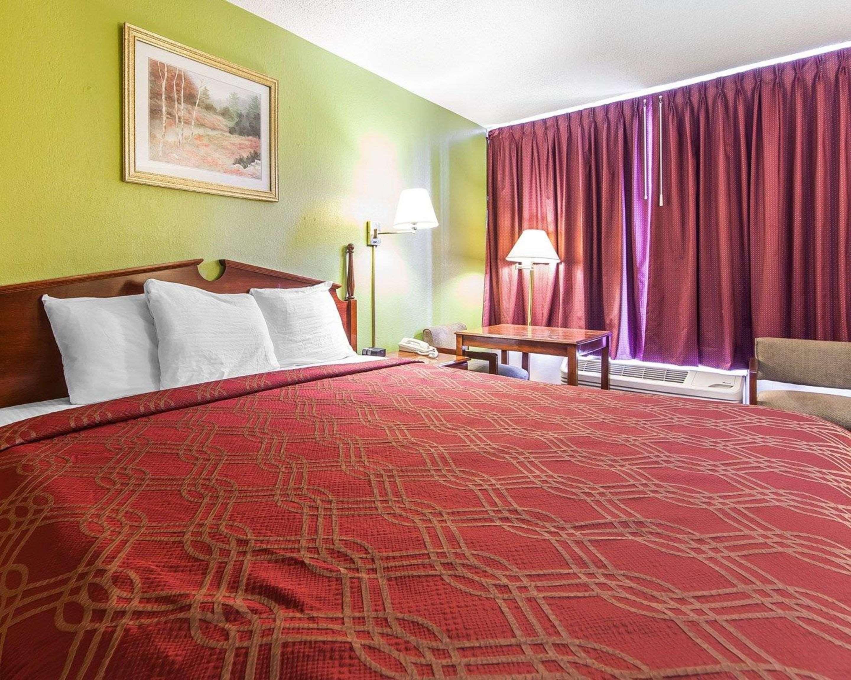 Econo Lodge Cleveland Bagian luar foto