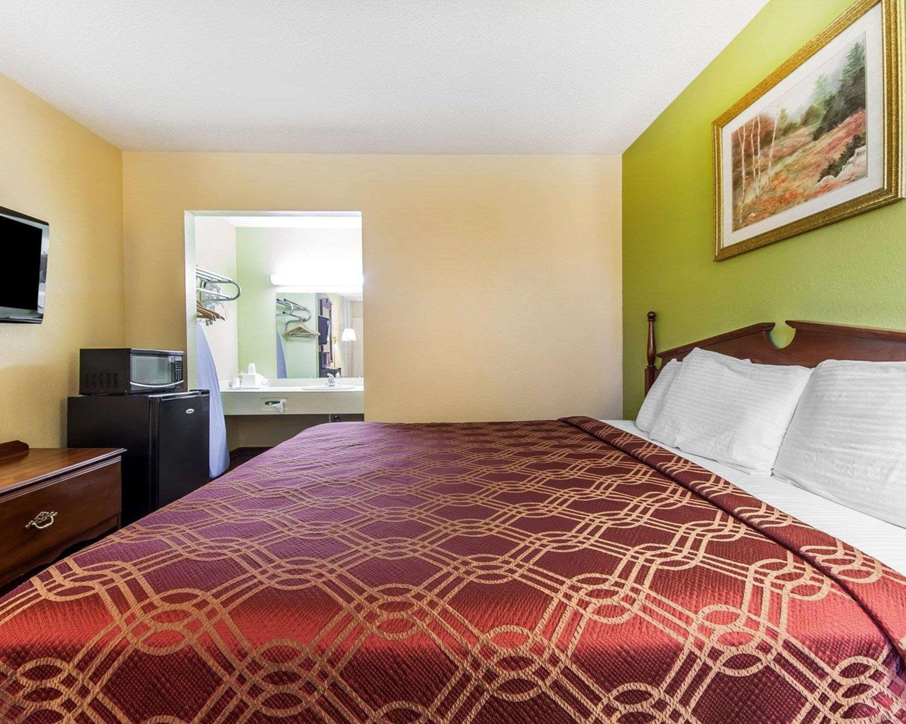 Econo Lodge Cleveland Bagian luar foto