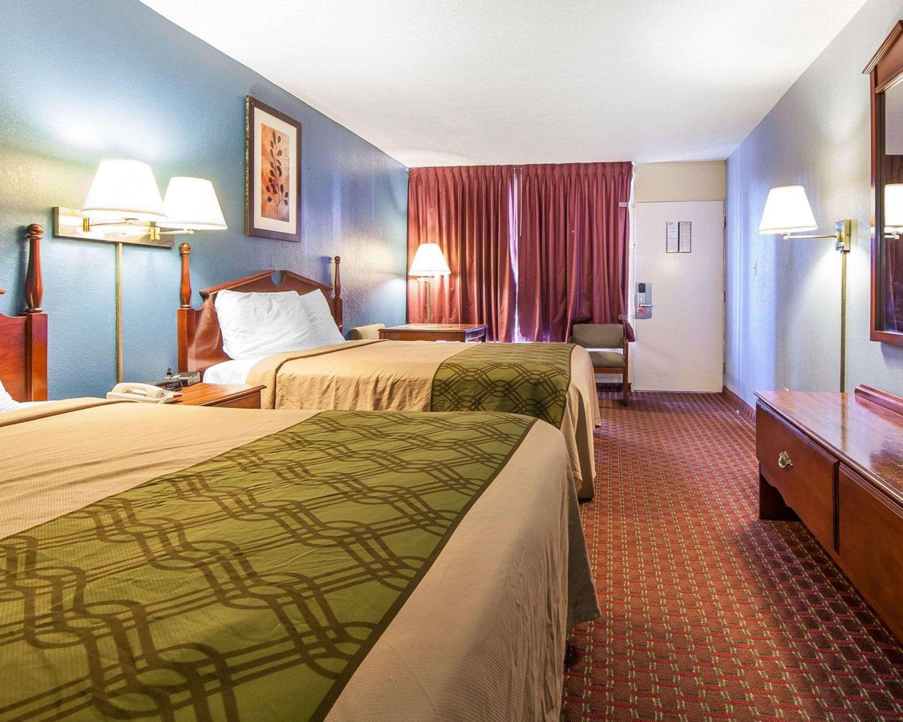 Econo Lodge Cleveland Bagian luar foto