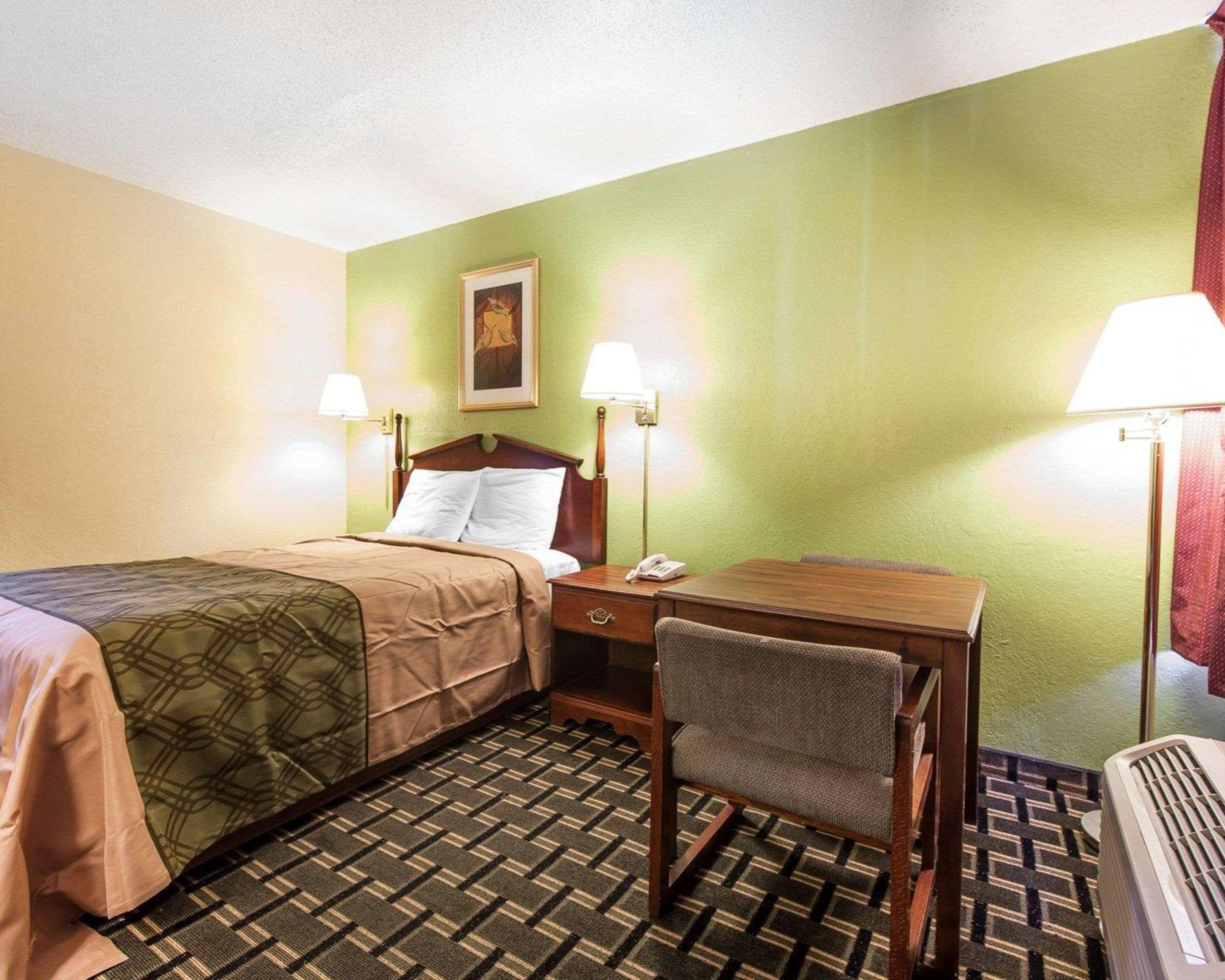 Econo Lodge Cleveland Bagian luar foto