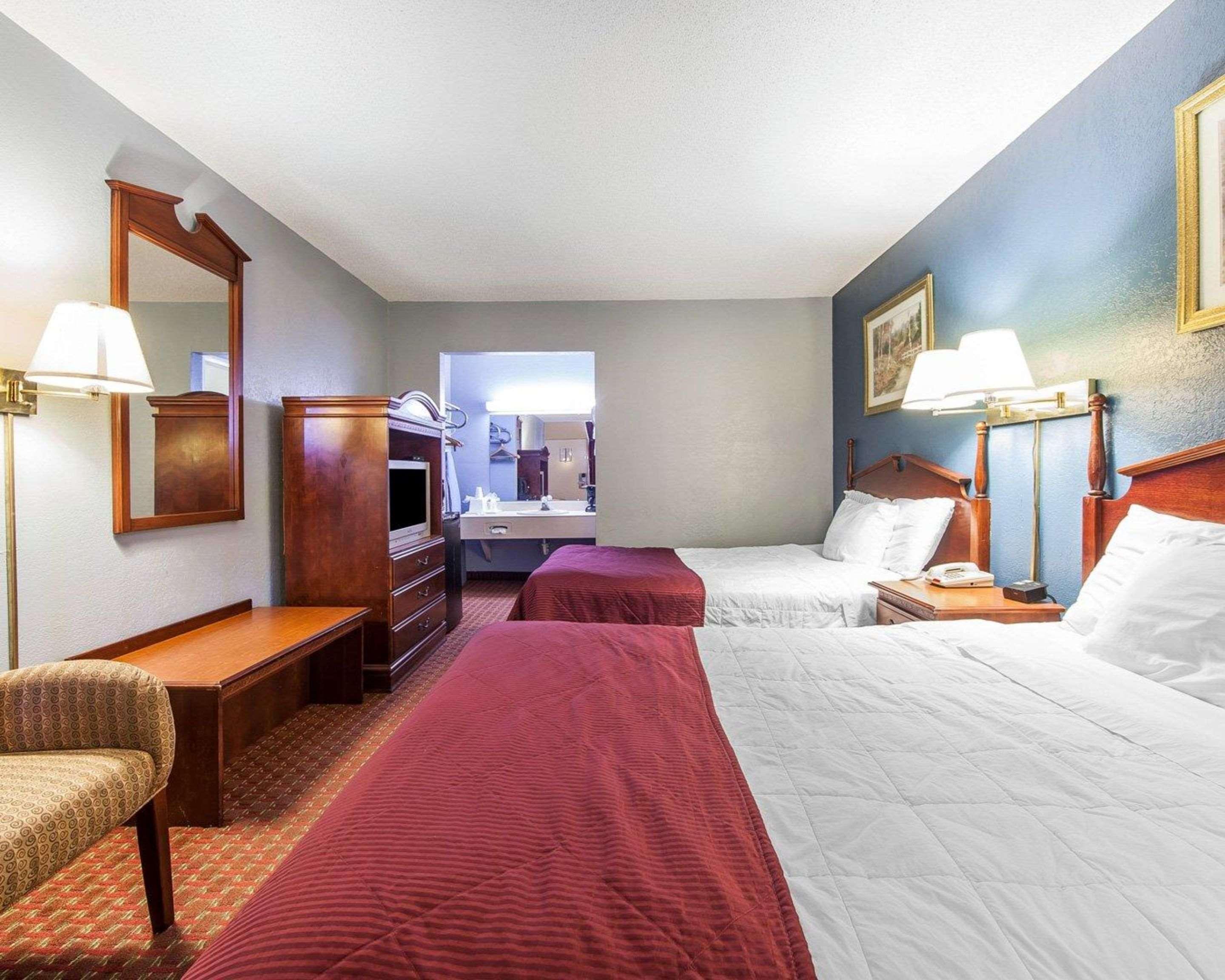 Econo Lodge Cleveland Bagian luar foto