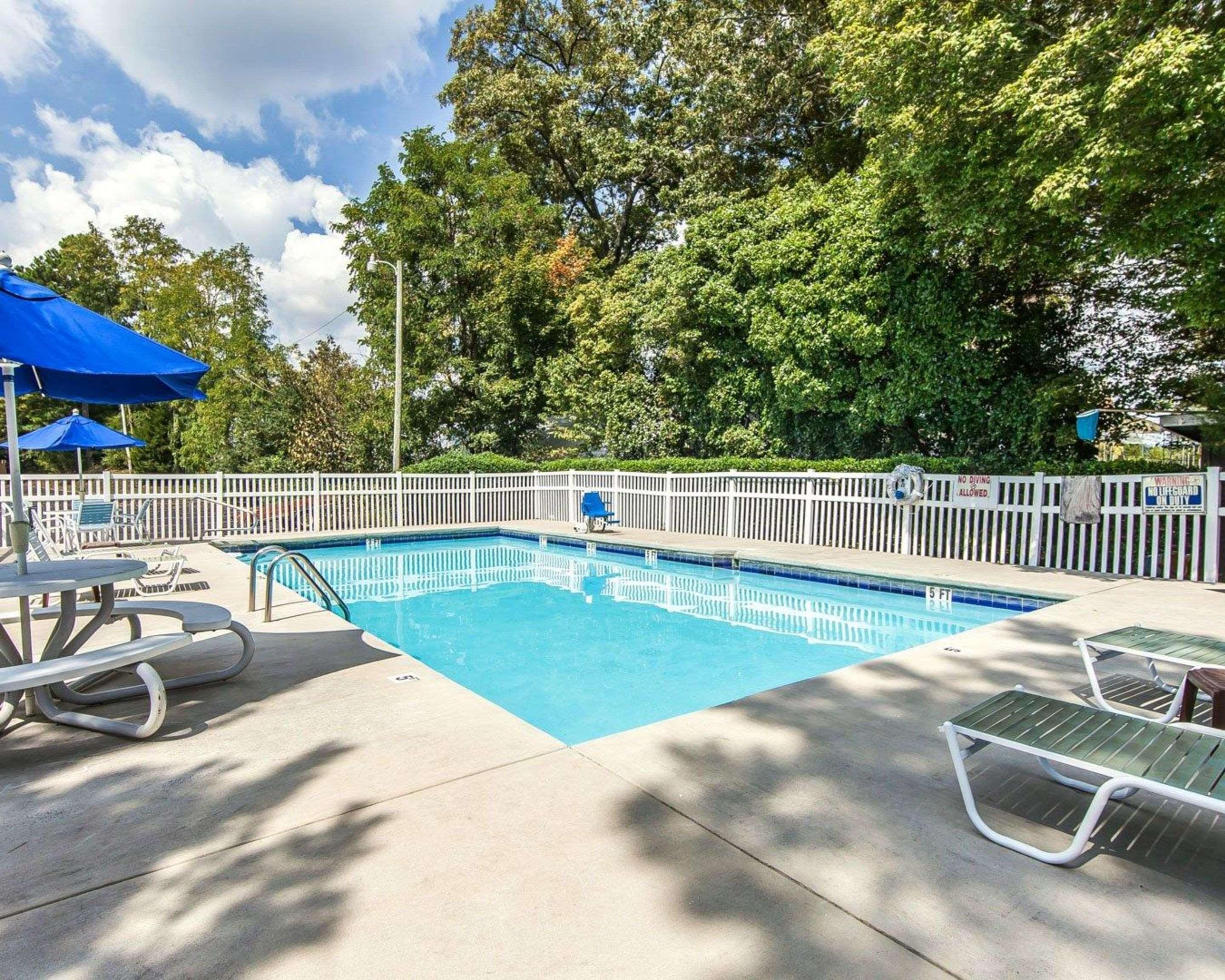 Econo Lodge Cleveland Bagian luar foto