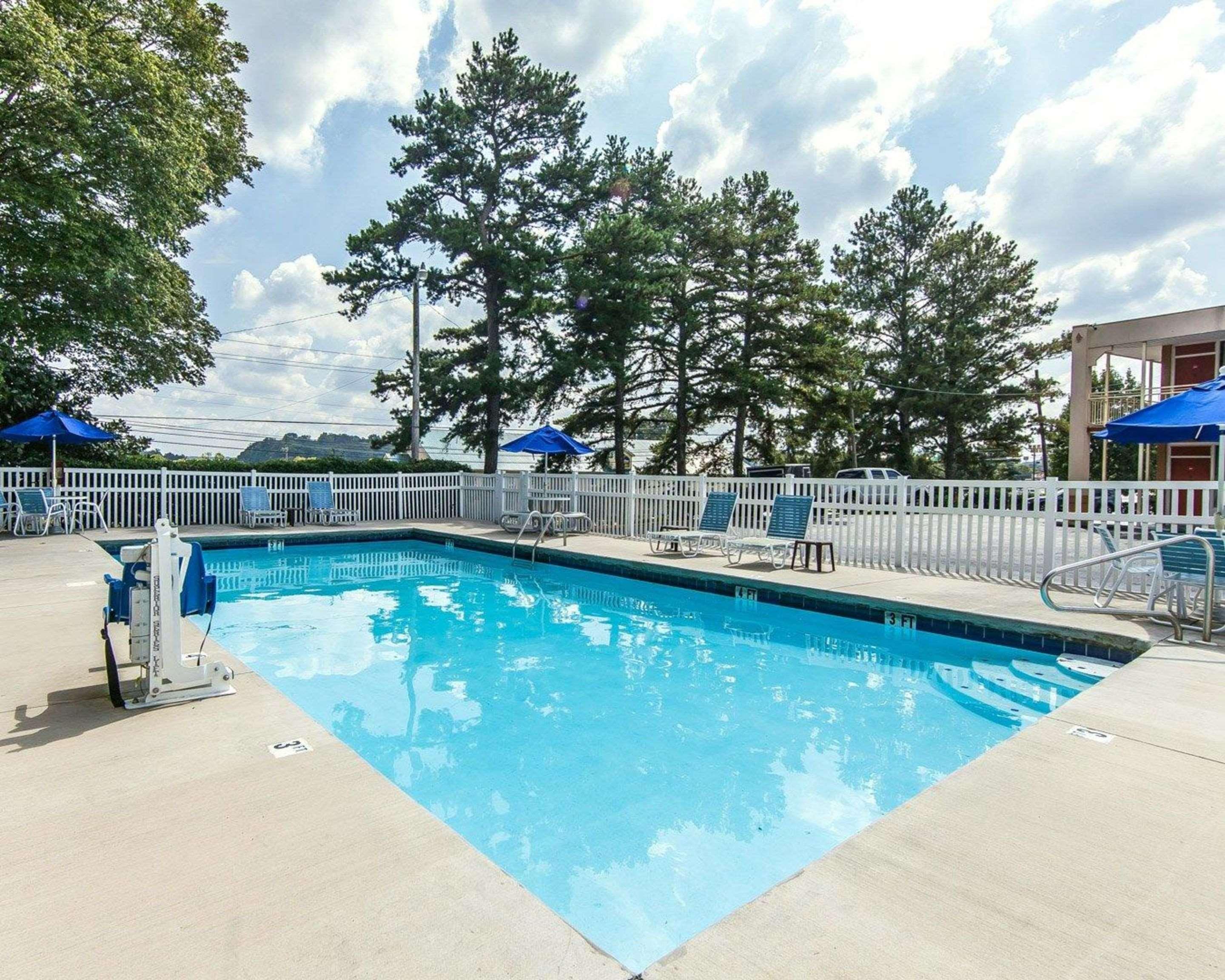 Econo Lodge Cleveland Bagian luar foto