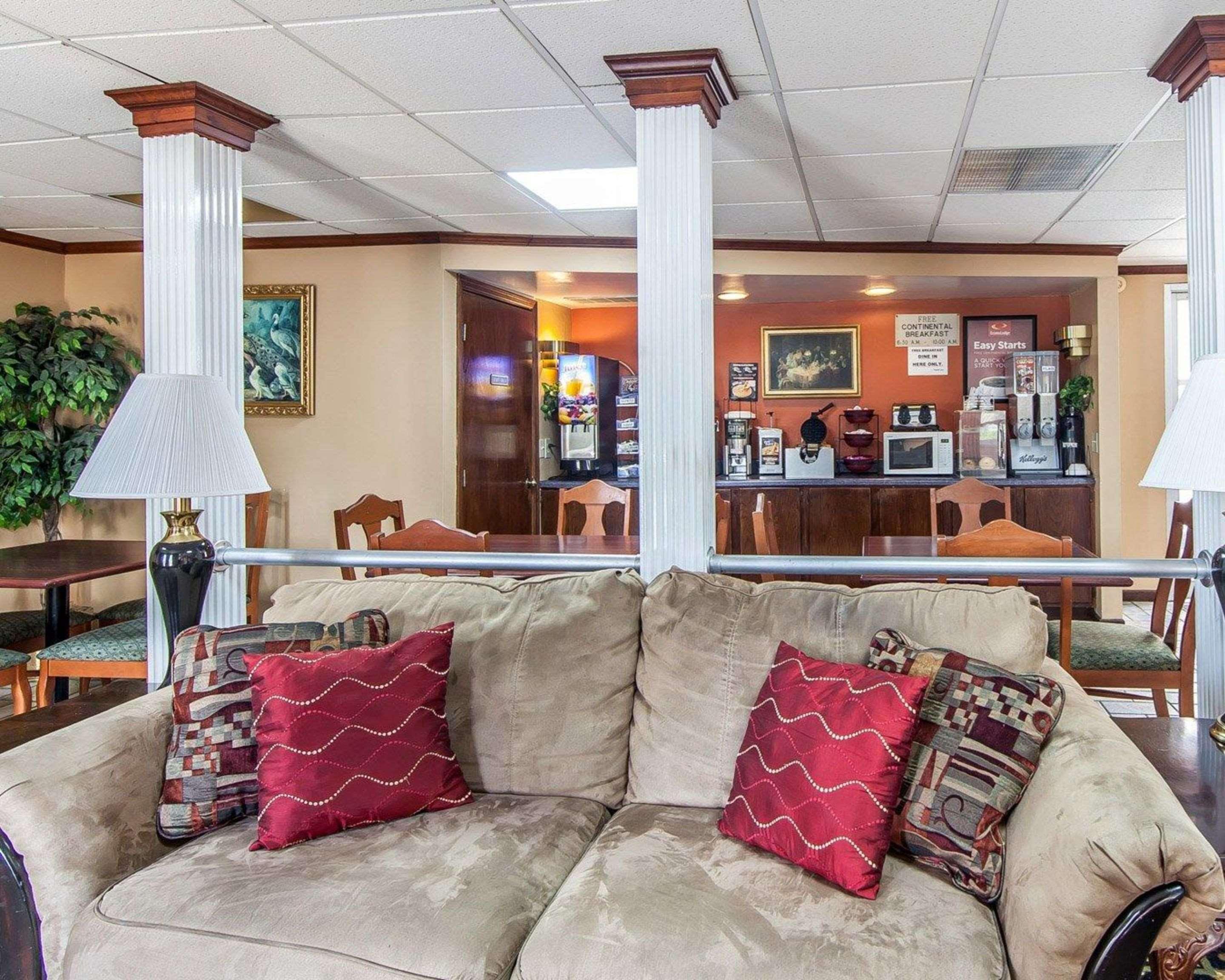 Econo Lodge Cleveland Bagian luar foto