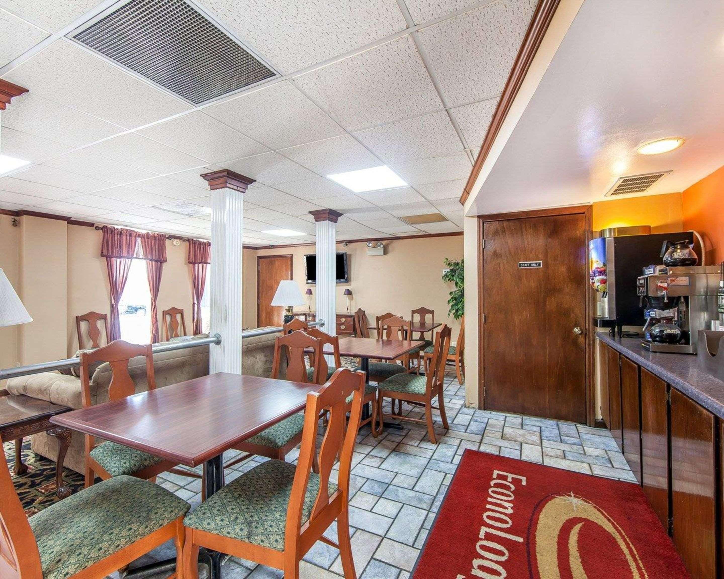 Econo Lodge Cleveland Bagian luar foto