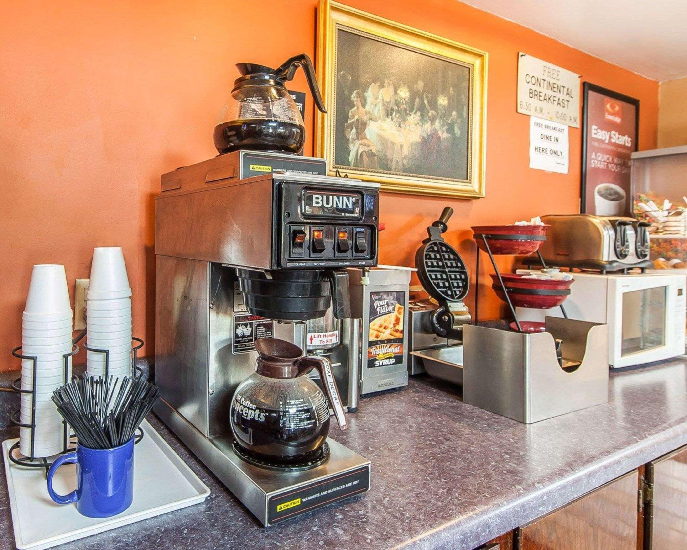 Econo Lodge Cleveland Bagian luar foto
