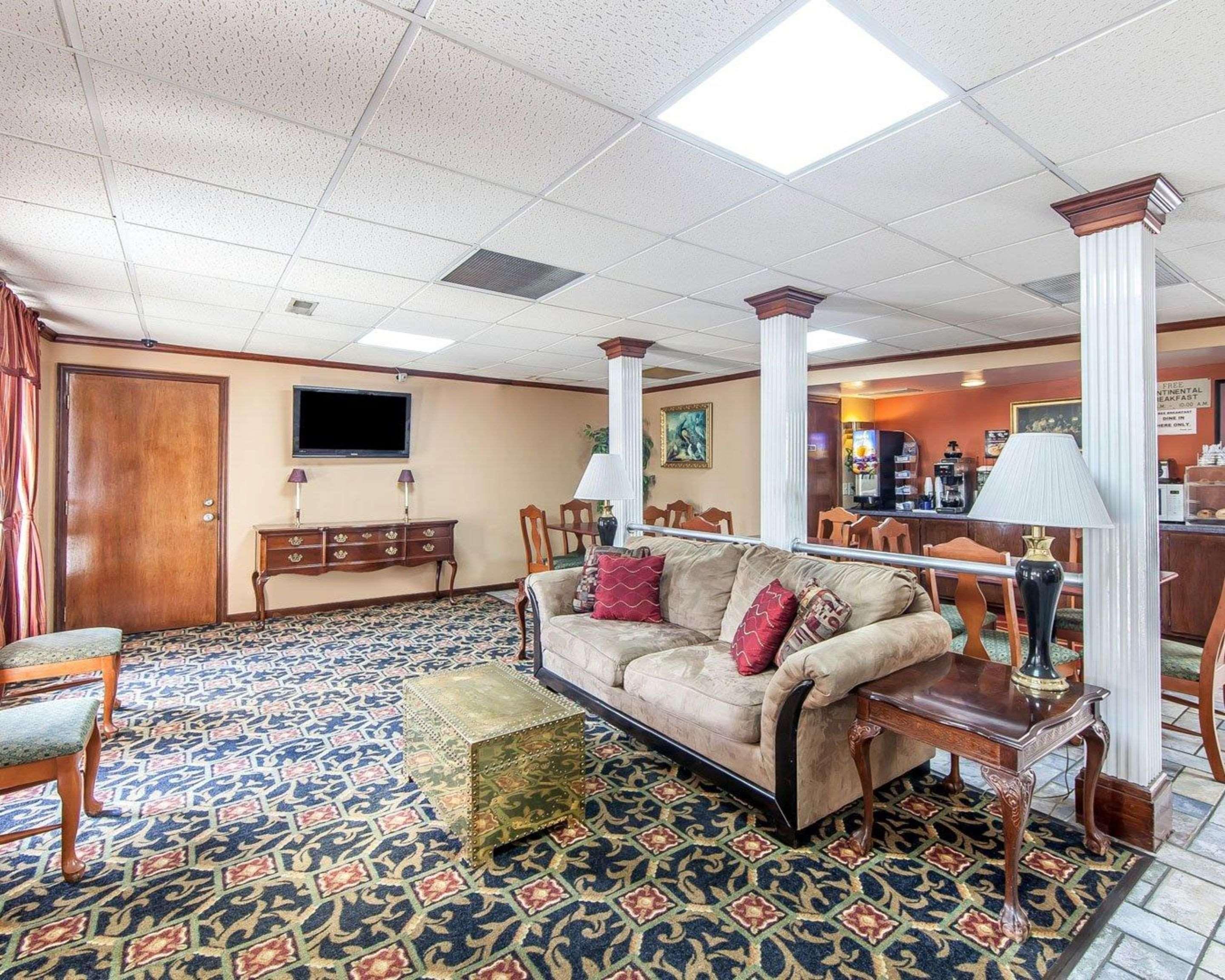 Econo Lodge Cleveland Bagian luar foto
